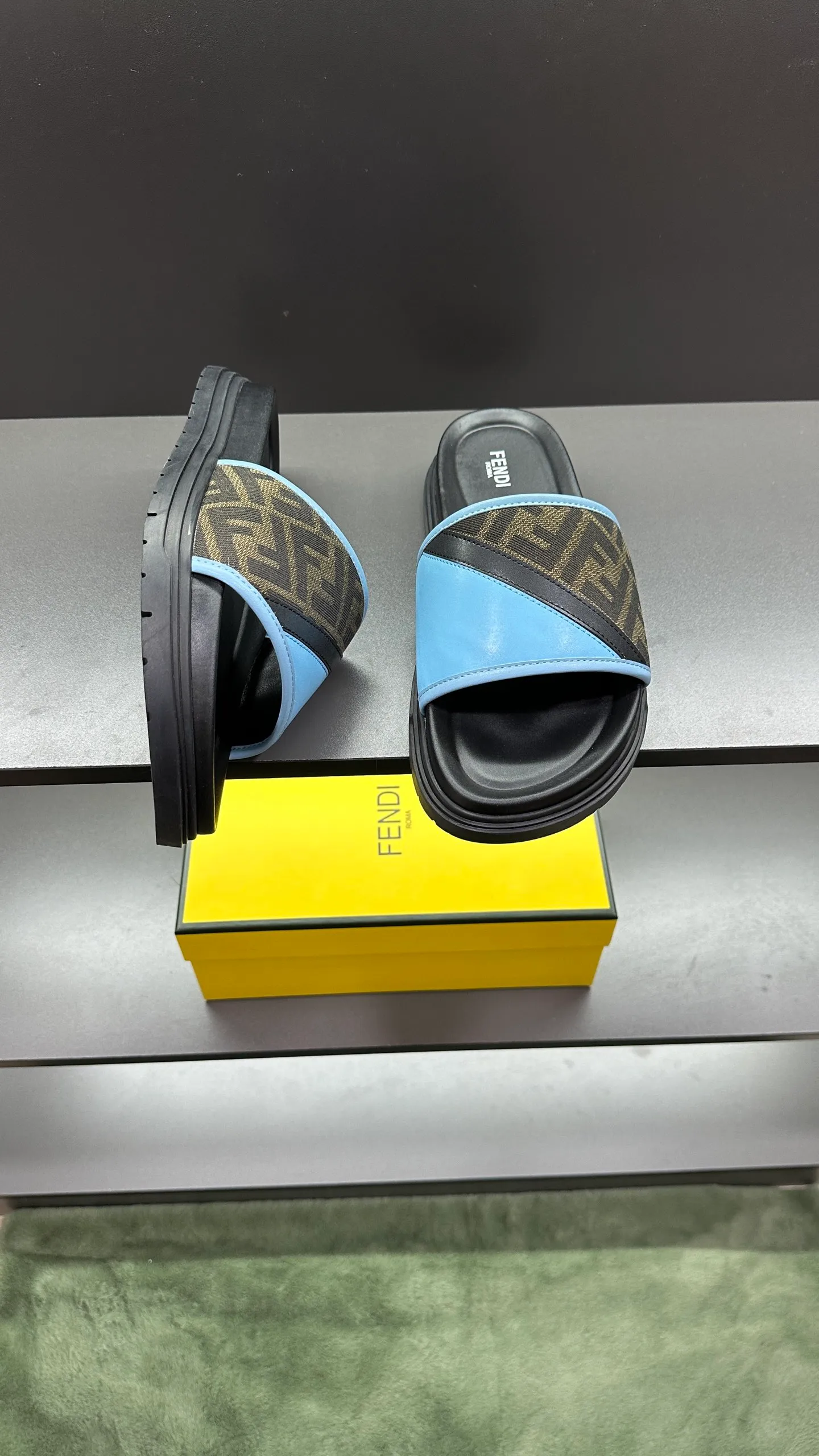 P300 [Fendi Slippers] High-end men's shoes brand, official website 1:1 latest masterpiece: original mold customization, fabrics made of imported original materials, upgraded outsole, lighter and non-slip. The market's top quality, simple yet tasteful, a must-have for fashionistas, fashionable at your feet, full of confidence, the same style at the counter 👍The season of summer slippers is here. Code: 38-45, 46 order